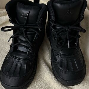 Nike ACG Woodside 2 Triple Black High-Top Boots like new